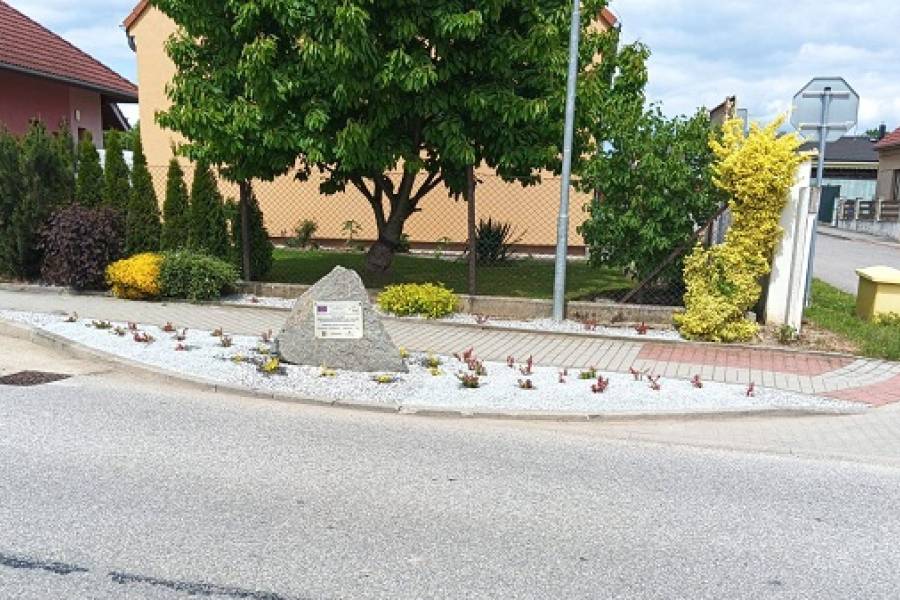  Z nevzhledného trávníku vznikl okrasný záhon